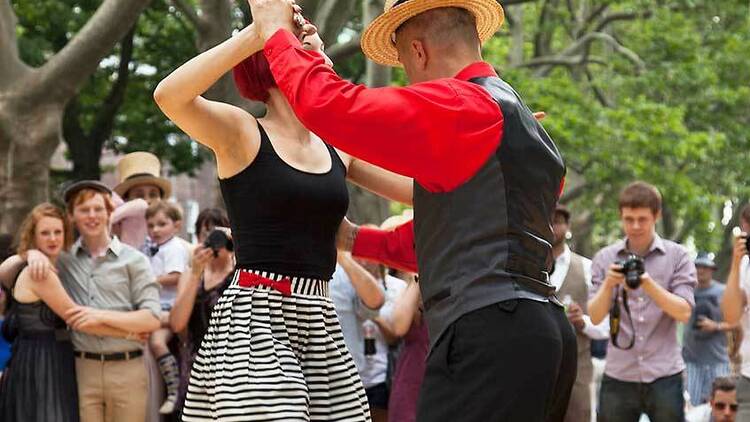 Swing en el parque y el museo