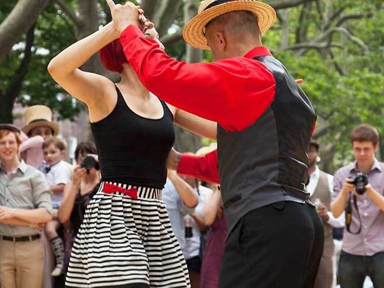 Swing en el parque y el museo