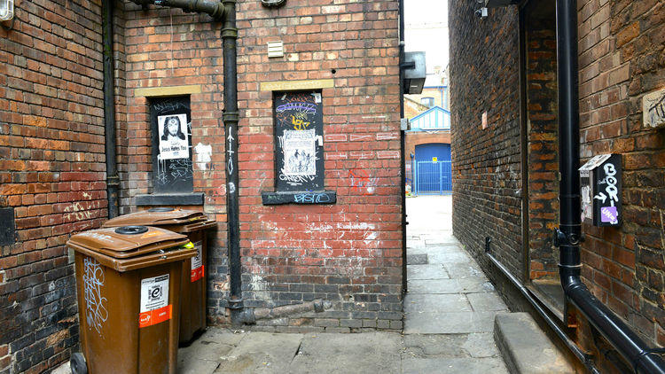 Kraak, Manchester, Exterior