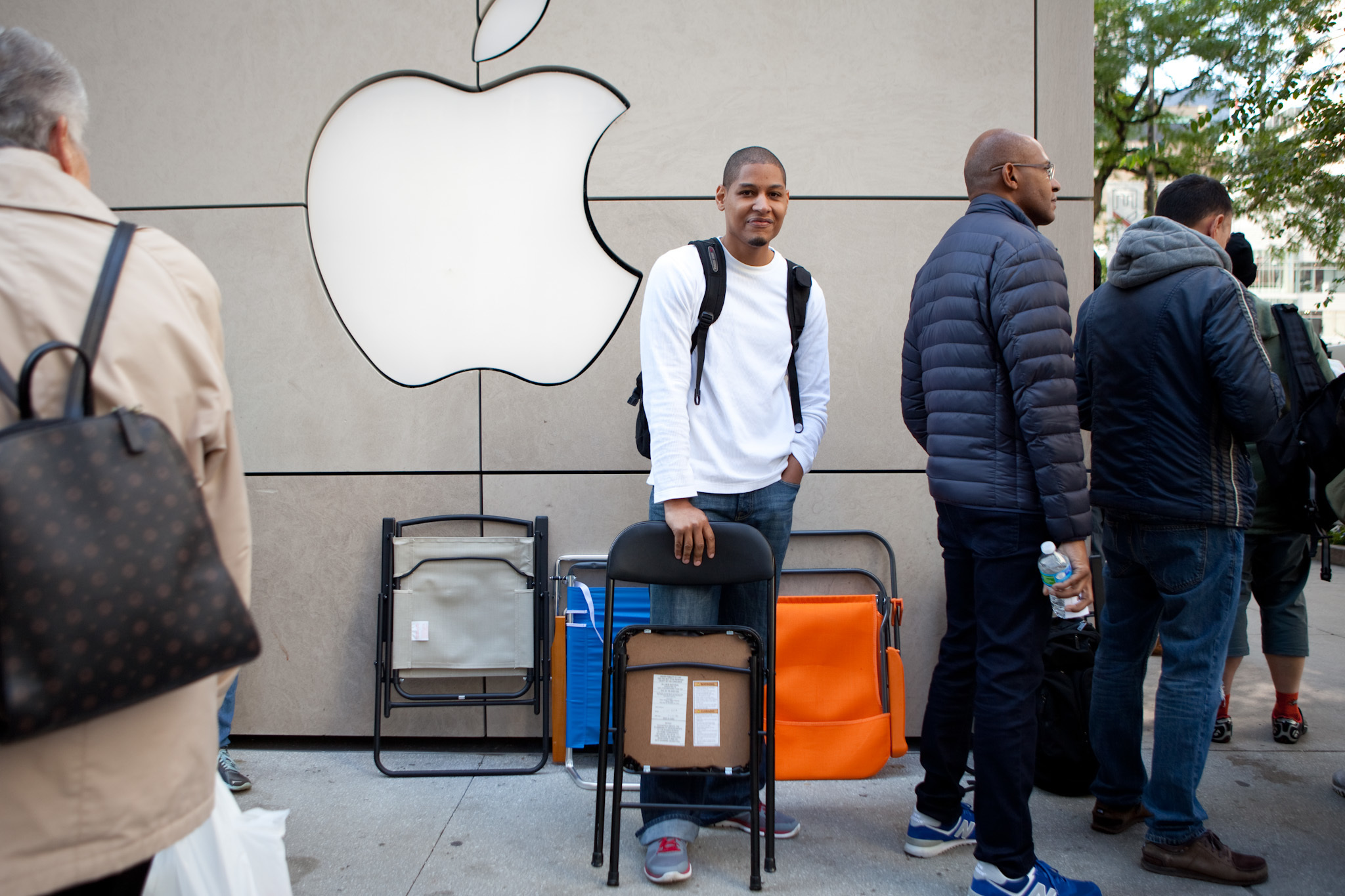 Apple fans wait in line for the iPhone 6 on Michigan Avenue - slideshow