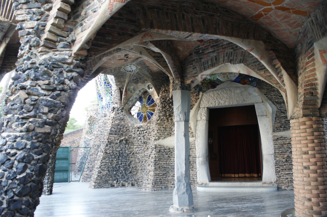 Redescubriendo la cripta de la colonia Güell: 5 cosas que ignorábamos ...