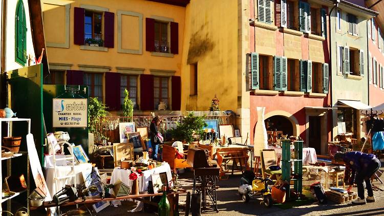 Puces de Nyon flea market