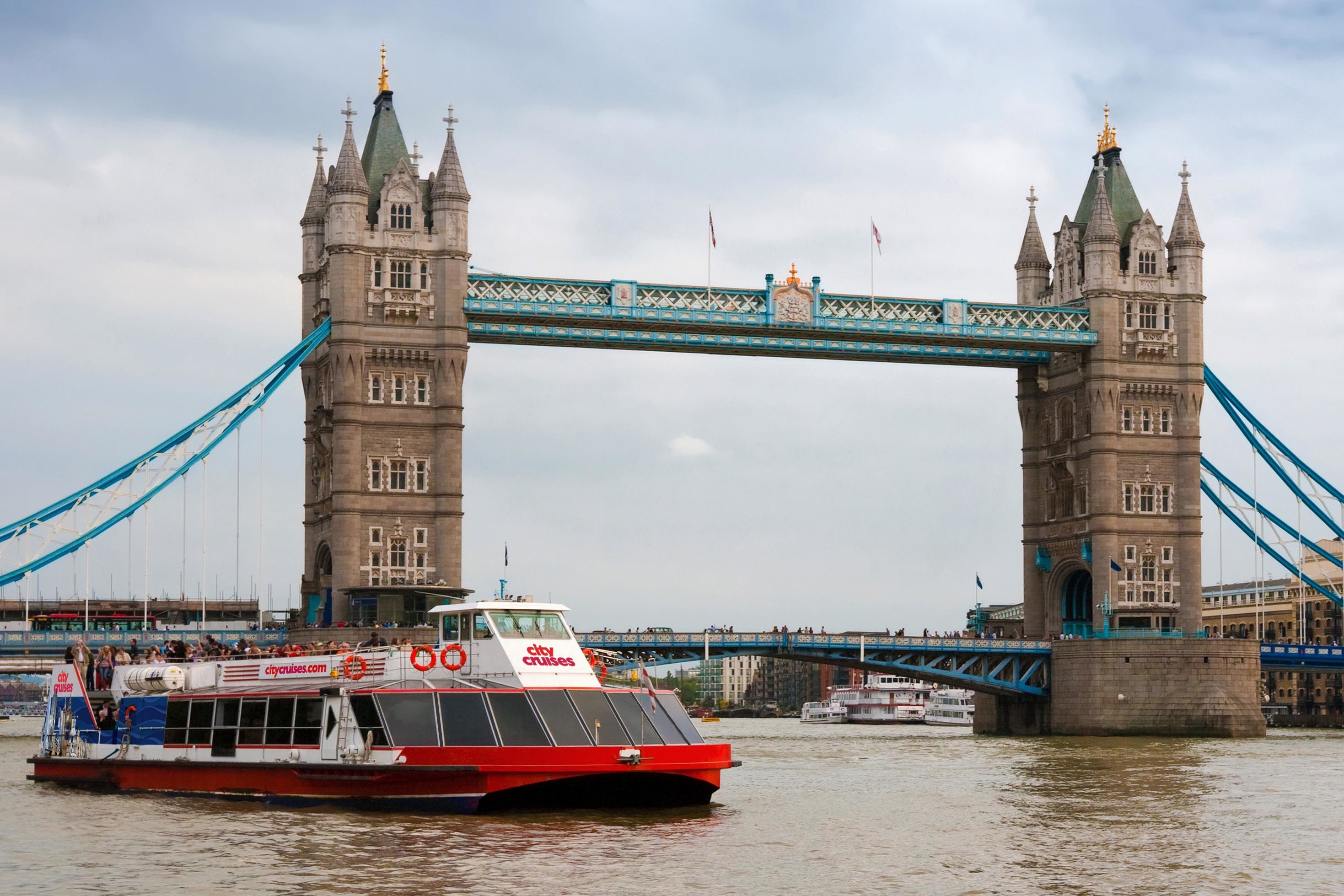 cruise ship london bridge