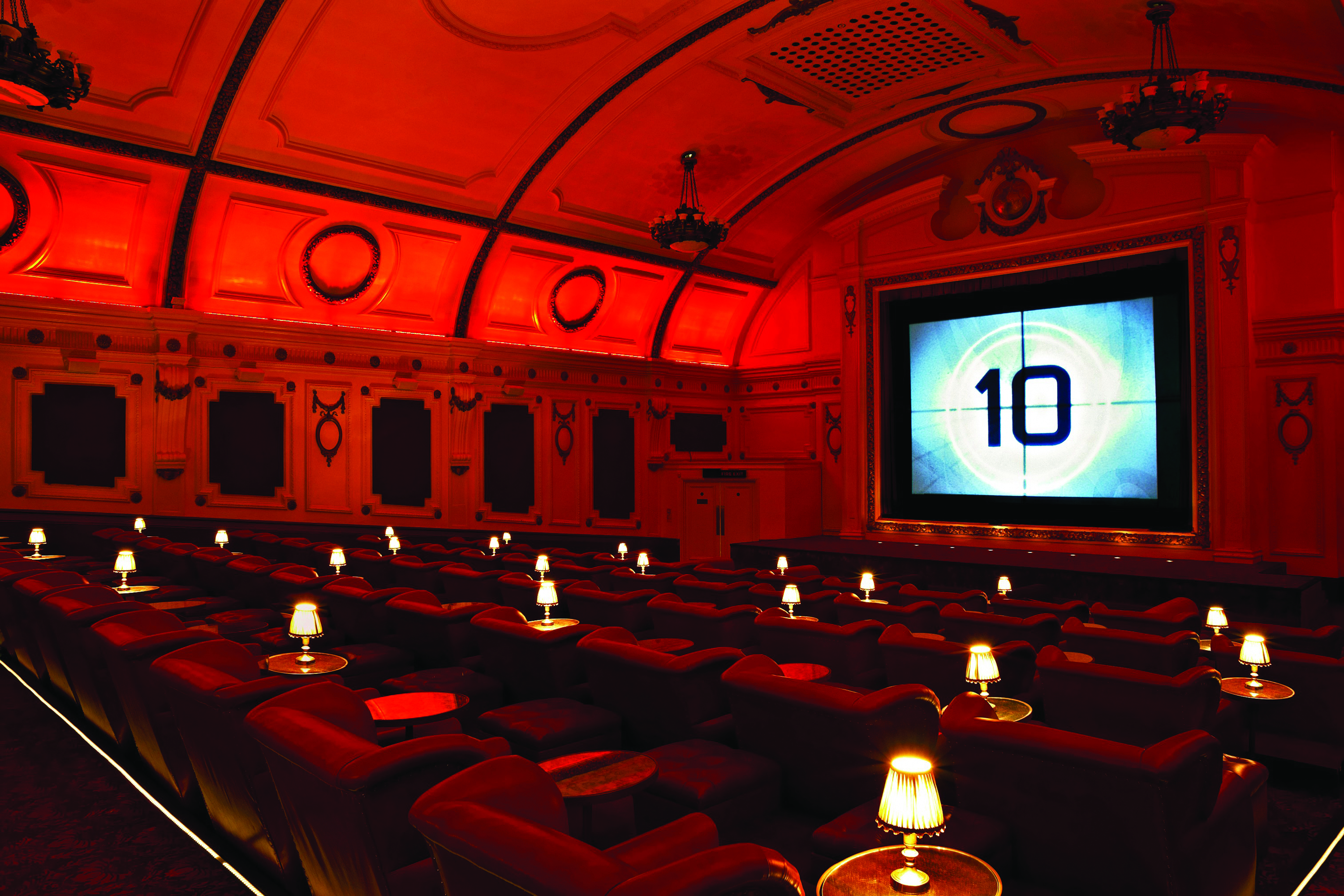 London cinemas. Electric Cinema в Ноттинг-Хилле, Лондон, Англия. Букингемский дворец бассейн кинотеатр. Electric Cinema Notting Hill. Кинотеатр.