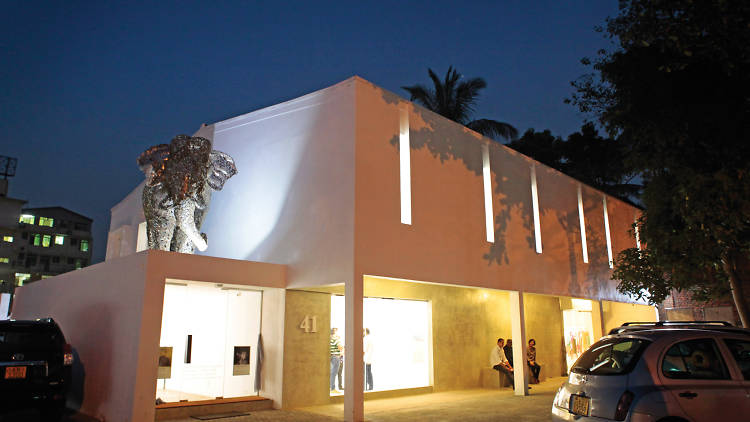 Displays exhibitions and art from various artists in Colombo 