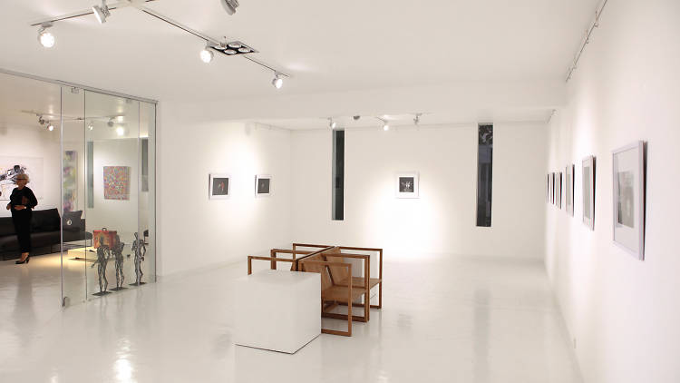 Displays exhibitions and art from various artists in Colombo 