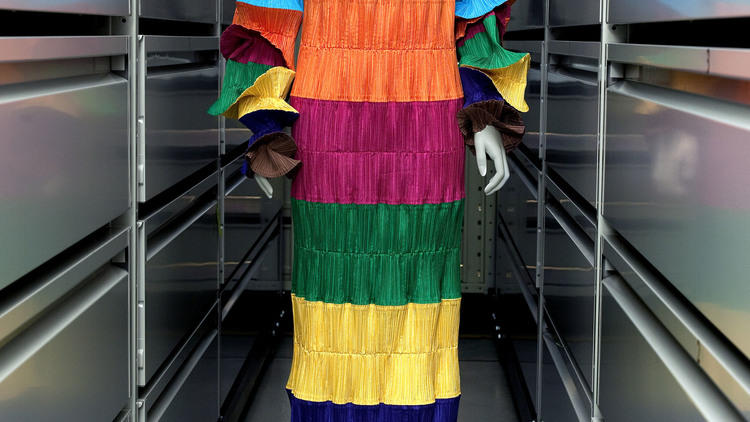 Issey Miyake, robe longue, P/E 1986 Soie artificielle plissée Collection Palais Galliera, musée de la Mode de la Ville de Paris