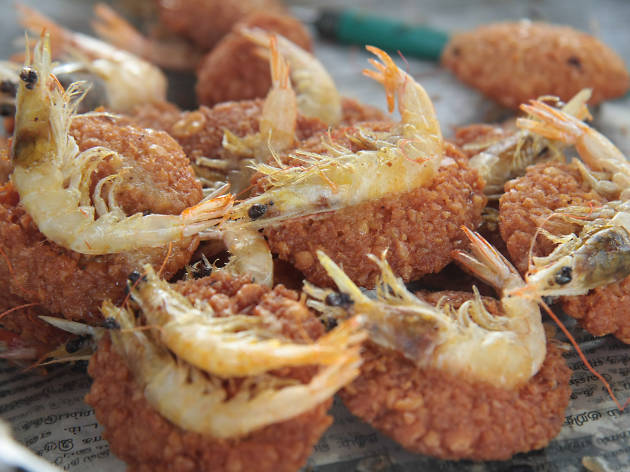 Isso Vade Isso Vade is a popular street food in Sri Lanka