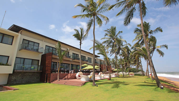 The Reefs Edge is a hotel in Uswetakeiyawa