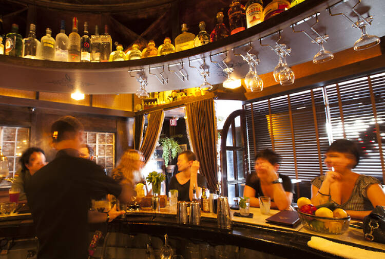 How to become a regular at your favorite LA bar