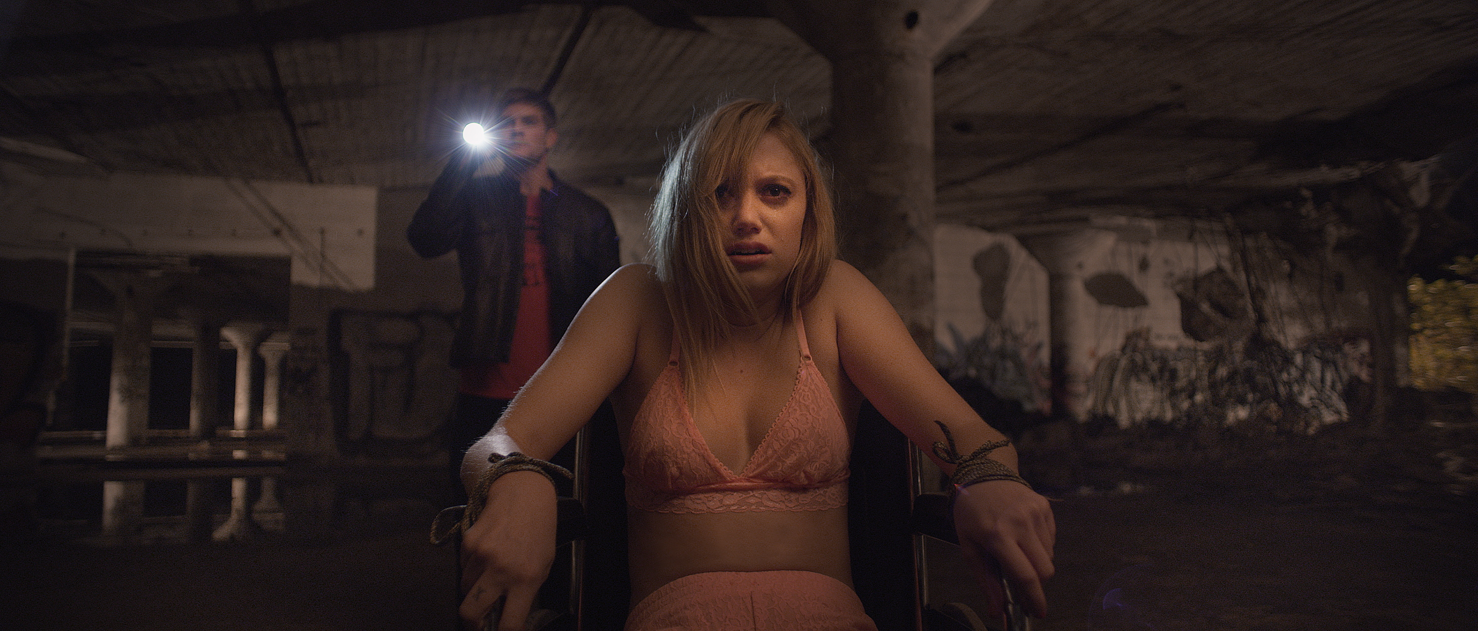3000px x 1281px - It Follows 2015, directed by David Robert Mitchell | Film review