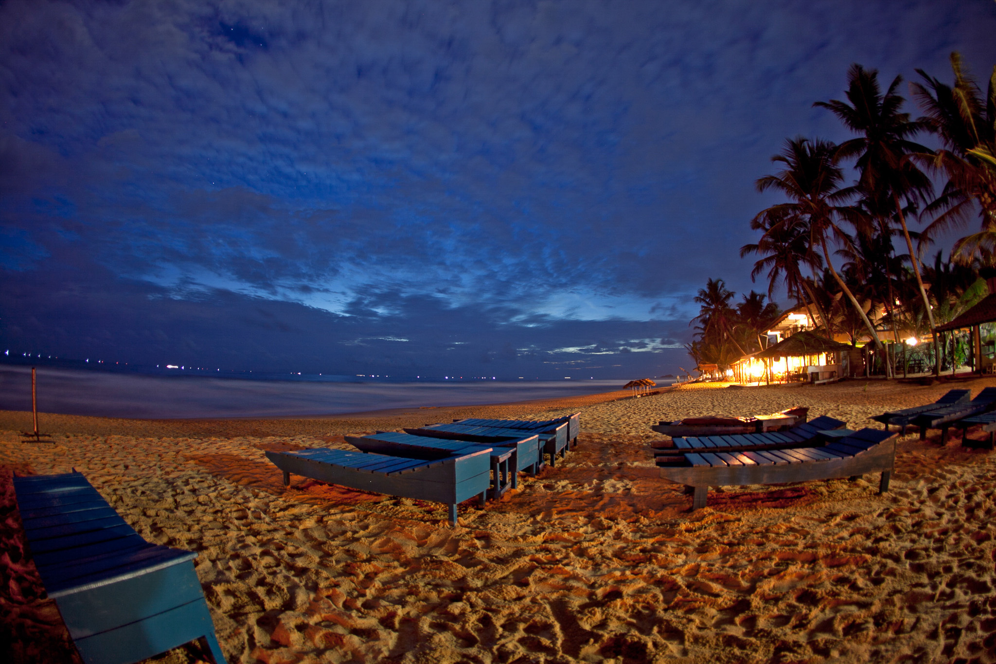 Шри ланка ночью. Хиккадува Шри Ланка. Пляж Хиккадува Шри. Хиккадува Бич Шри Ланка. Пляж Шри Ланки Хиккадува.