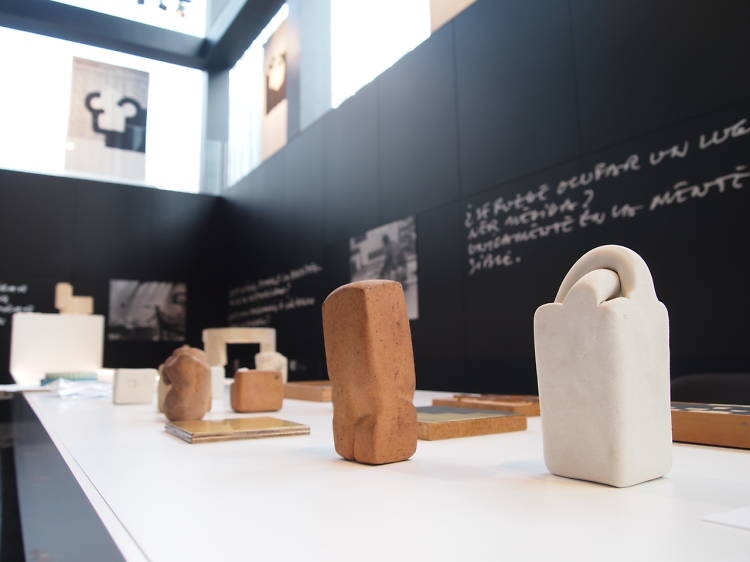 Muntatge de l'exposició Chillida, entre les formes