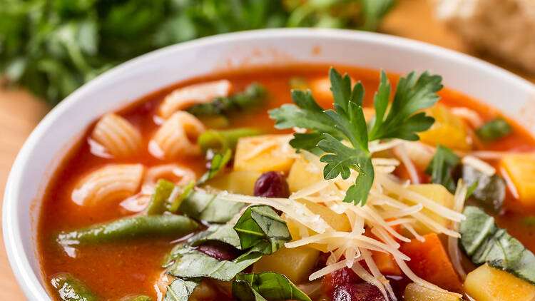 Sopa minestrone genovesa al Blau Cucina e Caffé