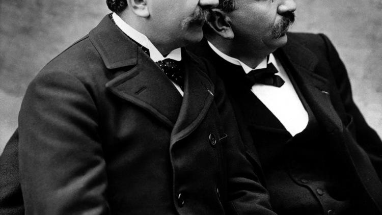 Auguste et Louis Lumière en 1895 au moment de la mise au point du Cinématographe