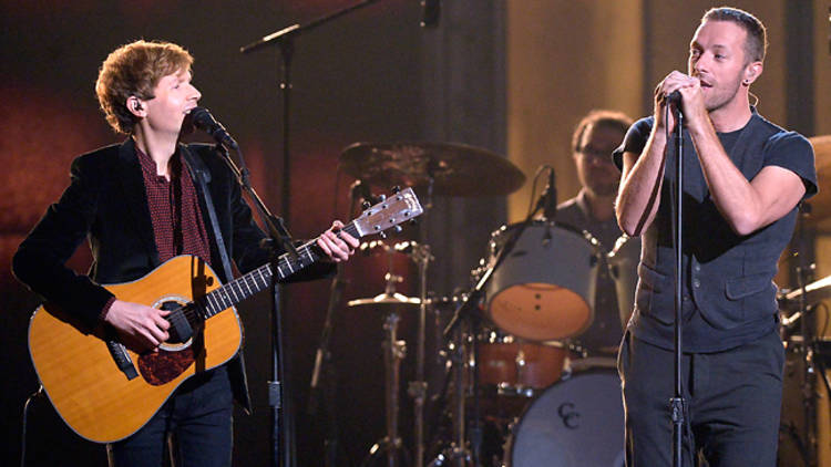 Beck y Chris Martin (Foto: Kevork Djansezian Cortesía Getty Images)