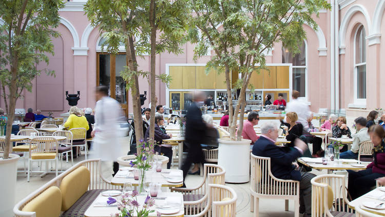 Scoff breakfast in the Wallace Collection courtyard