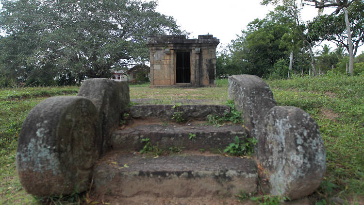 Gal Ge is a historical site in Dondra