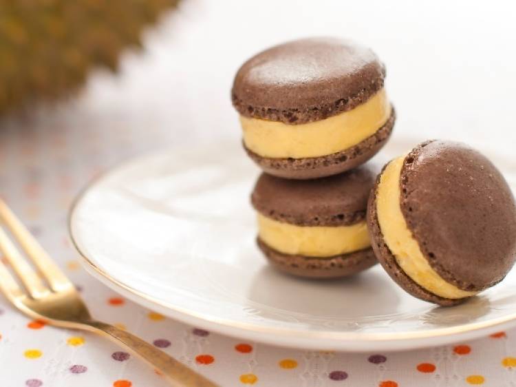 Durian macarons