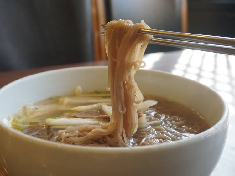 Pyeongyang-style naengmyeon and yukgaejang at Wooraeok