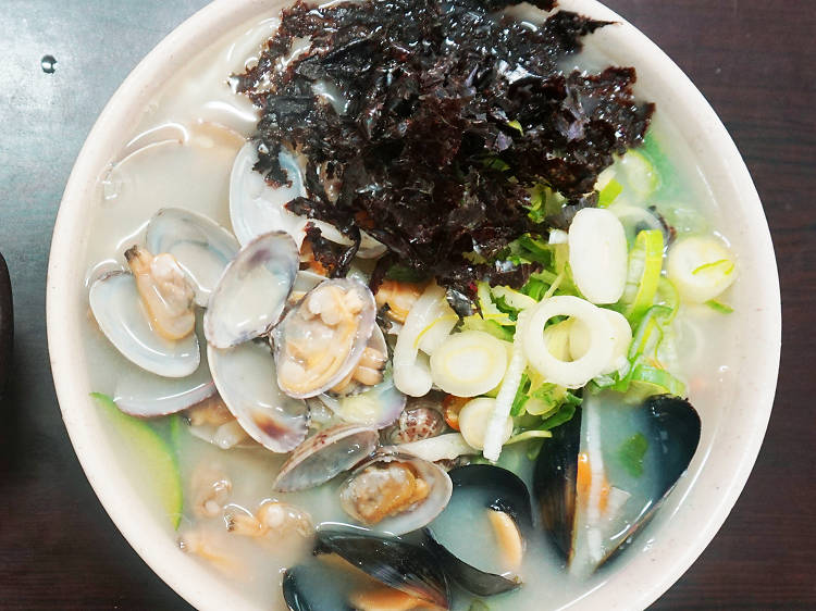 Seafood kalguksu at Chanyang-jip