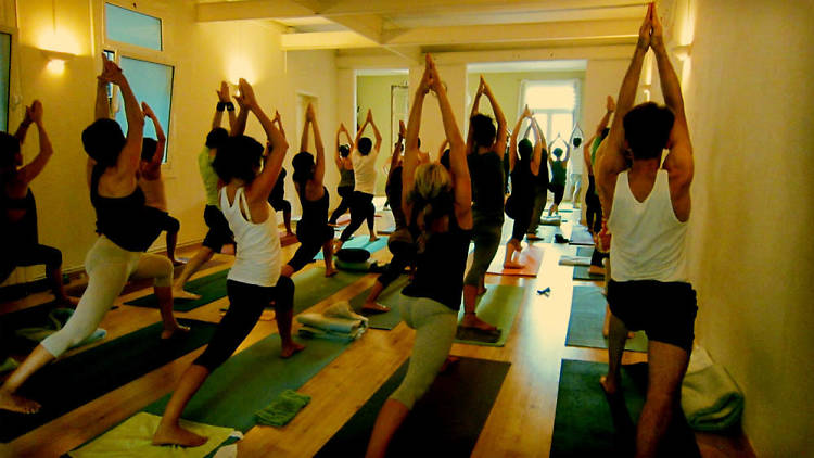 ‘Mens sana in corpore sano’: escuelas de yoga y meditación
