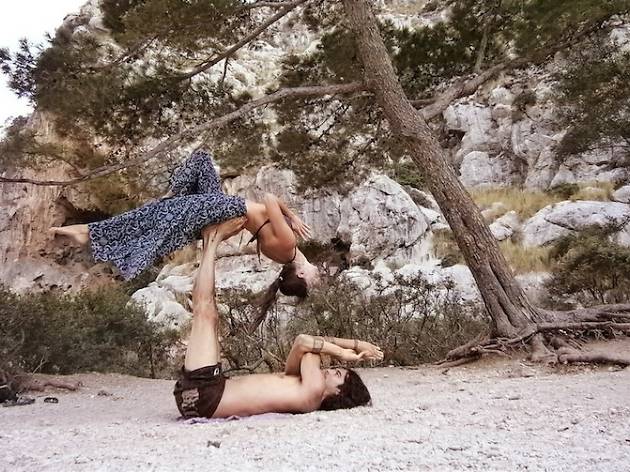 Acro.Yoga.Thai Acroioga