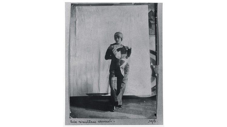 Sonia Delaunay wearing a Simultaneous dress, 1913. Bibliothèque Kandinsky, Centre de Documentation et de Recherche du Mnam - Cci, Paris 