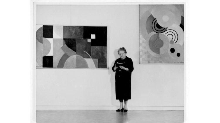 Sonia Delaunay at the retrospective organised by Städtisches Kunsthaus, Bielefeld, Germany 1958 Bibliothèque Nationale de France, Paris. Gift of the artist, 1977