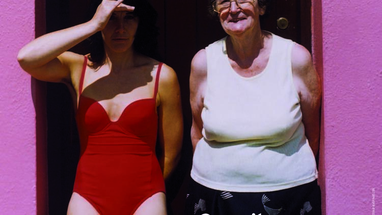 Mon jardin est dans tes yeux. Affiche de l'exposition : photo Orla Barry, The Girl in Red Swimsuit and the Barmaid de la série Foundlings 2002-2004