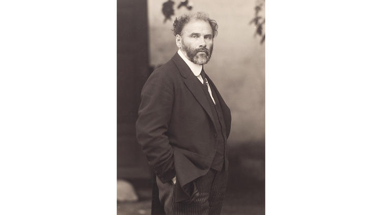 Moritz Nähr, Gustav Klimt in front of his studio on the Feldmühlgasse, 1917