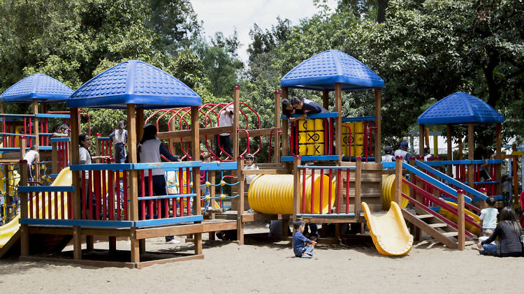 NUEVO PARQUE INFANTIL EN LA ZONA VERDE DE LA CALLE PLATERO