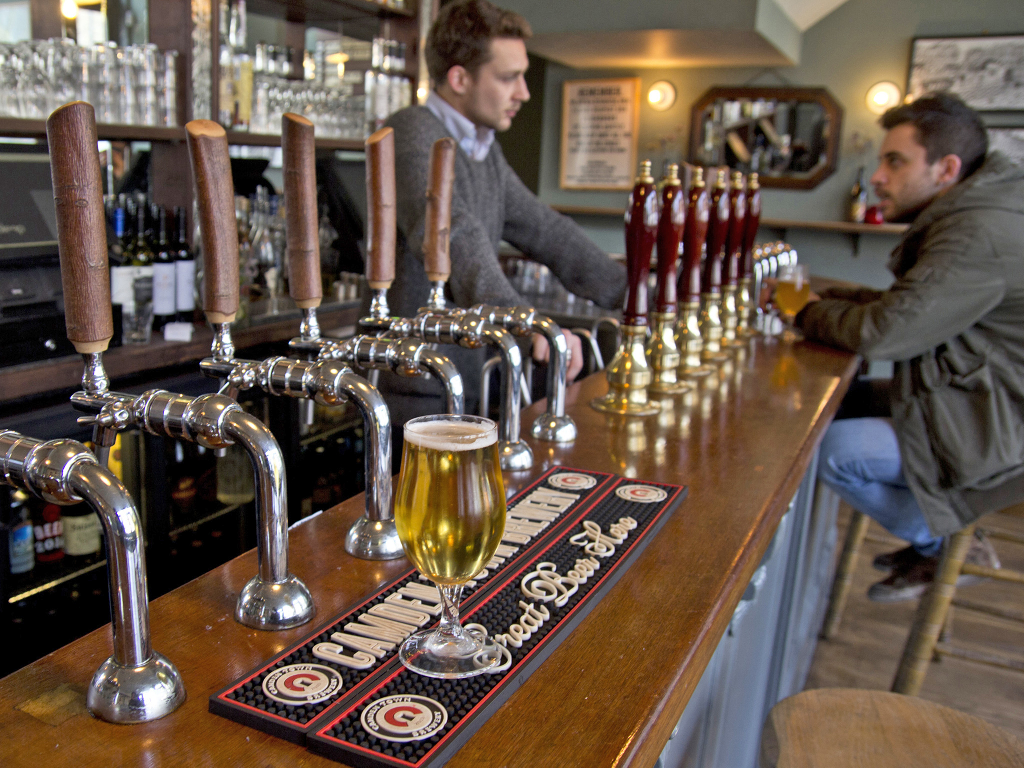 Что пьют в баре. Пивной ресторан «Beer pub». Паб Лондон пиво. Бара с пивом. Пиво на барной стойке.