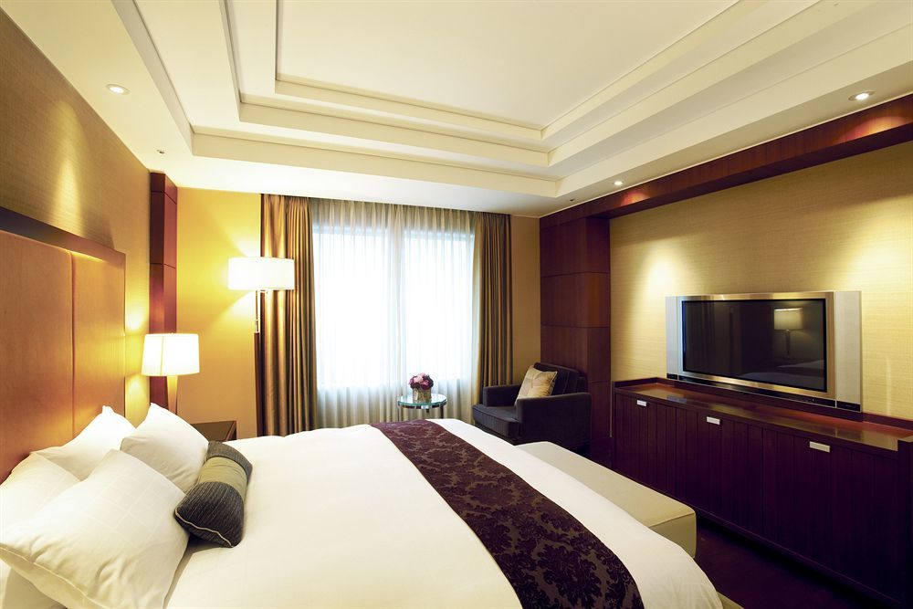 Gu seoul. Lotte Hotel World Сеул. Lotte Hotel Seoul 5*. Lotte Hotel Seoul 1979. Лотте стандартные номера отеля.