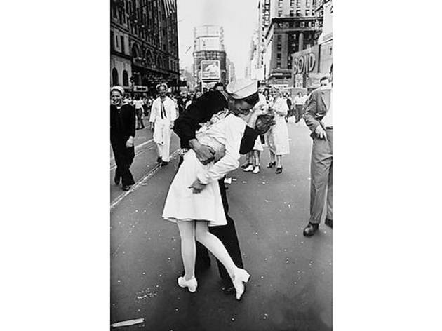 Alfred Eisenstaedt, V-J Day in Times Square, 1945