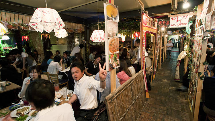 歌舞伎町の屋台で乾杯する。