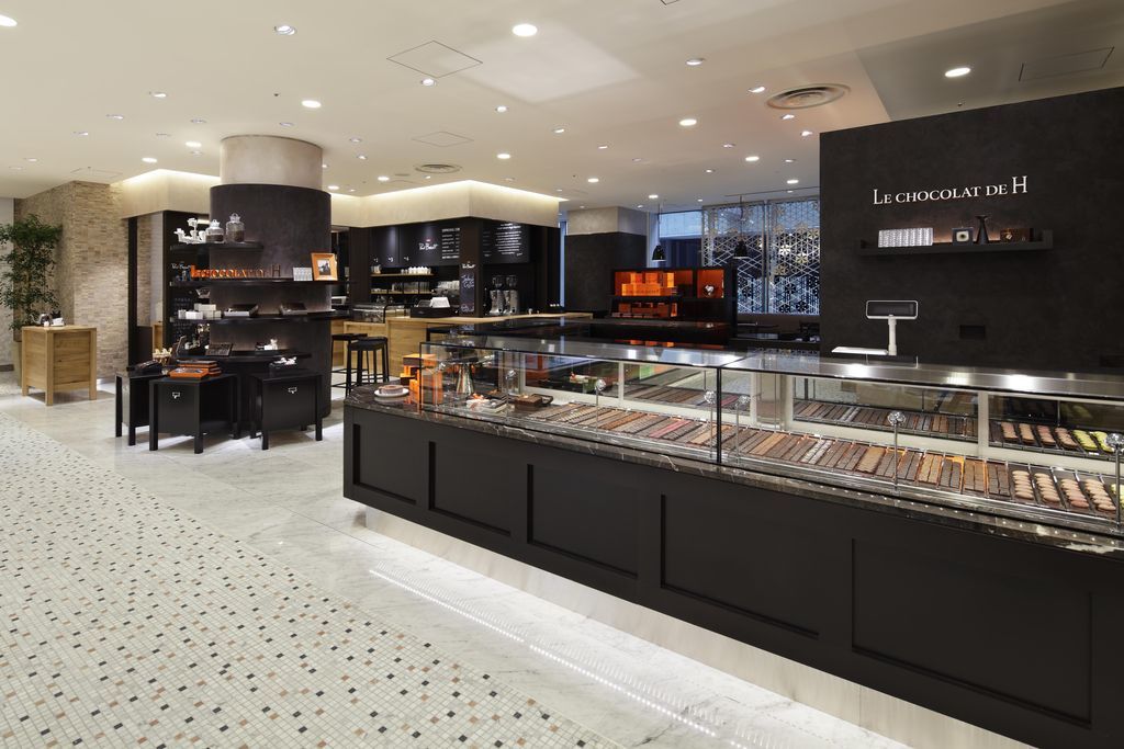Le chocolat. Menier Chocolate интерьер. Home шоколад. Шоколадный интерьер магазина фото. Освещение шоколатье.