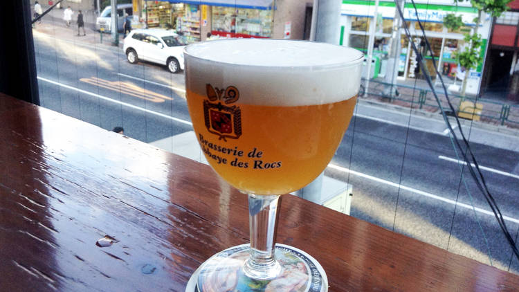 ベルギビールを飲む。