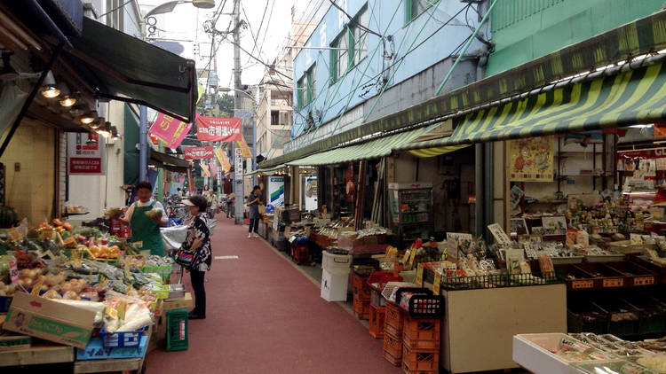 昔ながらの商店街を歩く。