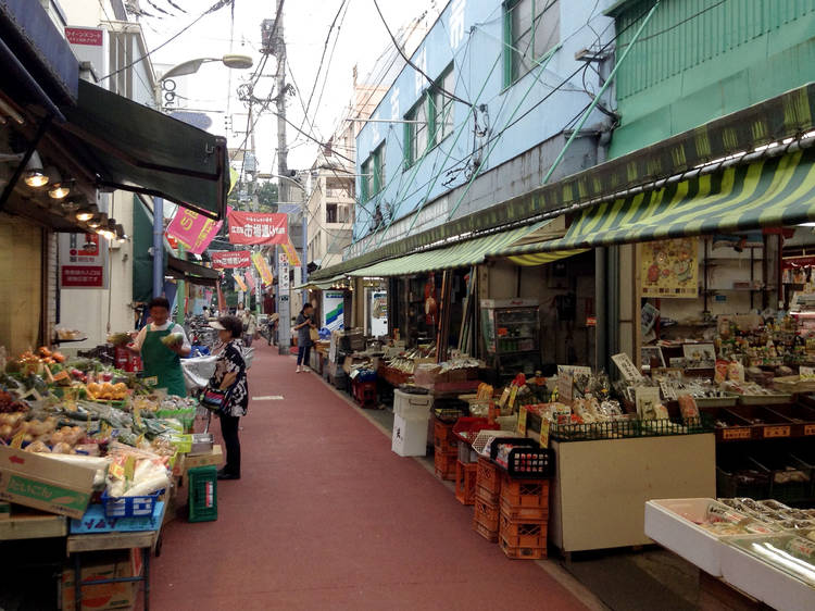 昔ながらの商店街を歩く。