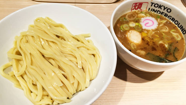 人気のラーメンを食べる。