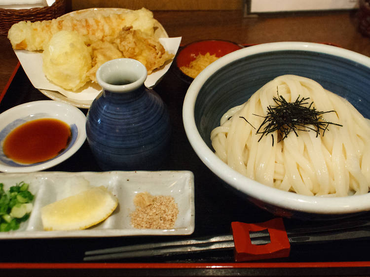 手打ちうどんを味わう。