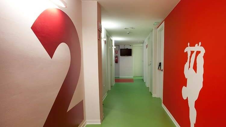 Sant Jordi Hostel Sagrada Família, un hotel temàtic