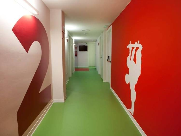 Sant Jordi Hostel Sagrada Família, un hotel temàtic