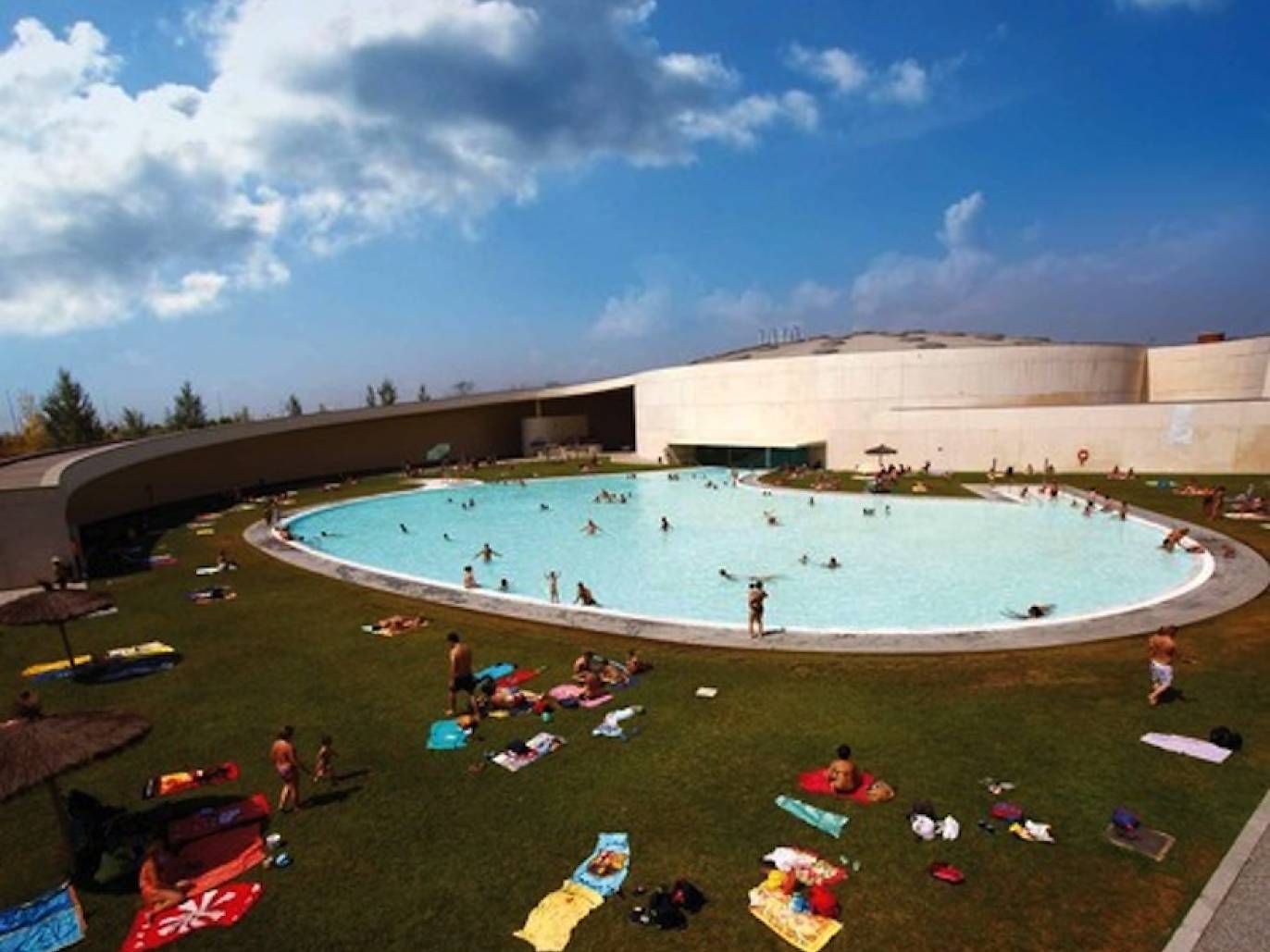 Outdoor swimming pools in Barcelona