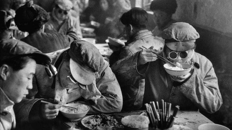 Marc Riboud, 'La Cantine', Anshan, Chine, 1957 / Courtesy de Marc Riboud et galerie Polka, Paris