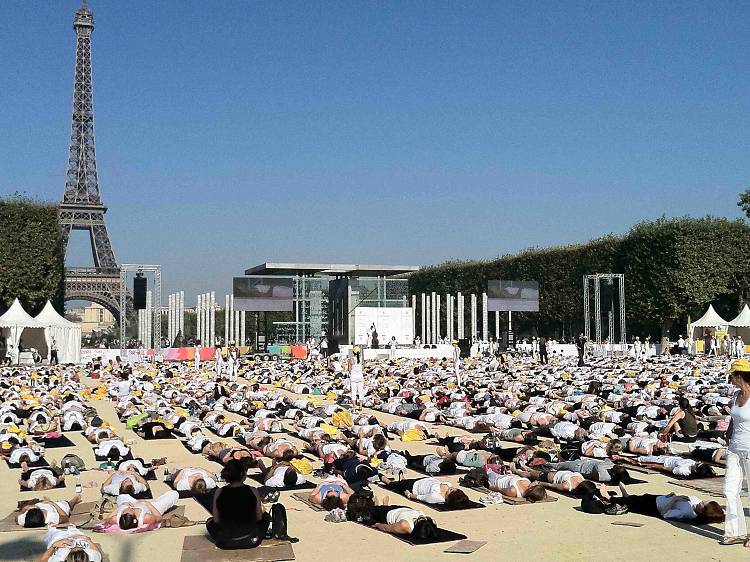 10 postures de yoga à utiliser dans la vraie vie à Paris