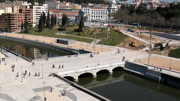 Explanada puente del rey en la zona de madrid río