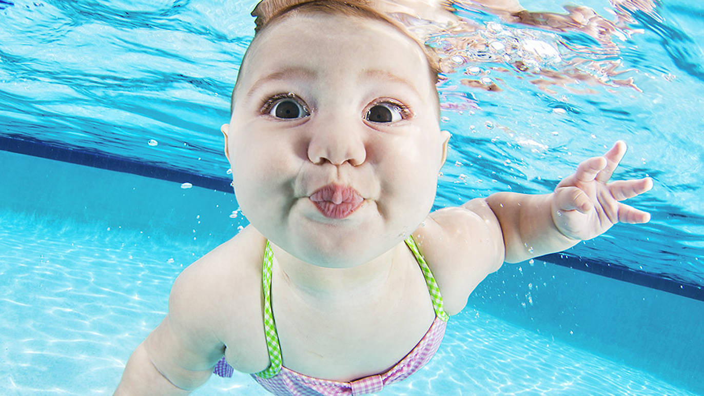 these-adorable-photos-of-underwater-babies-will-make-you-say-aww