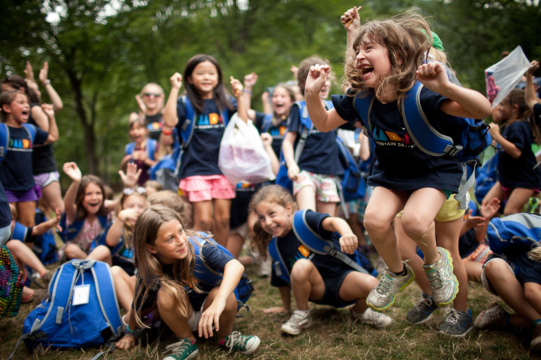 День человека в лагере. Саммер Кэмп. Лагерь Summer Camp. Детский лагерь на природе США. Дети в лагере толпа.